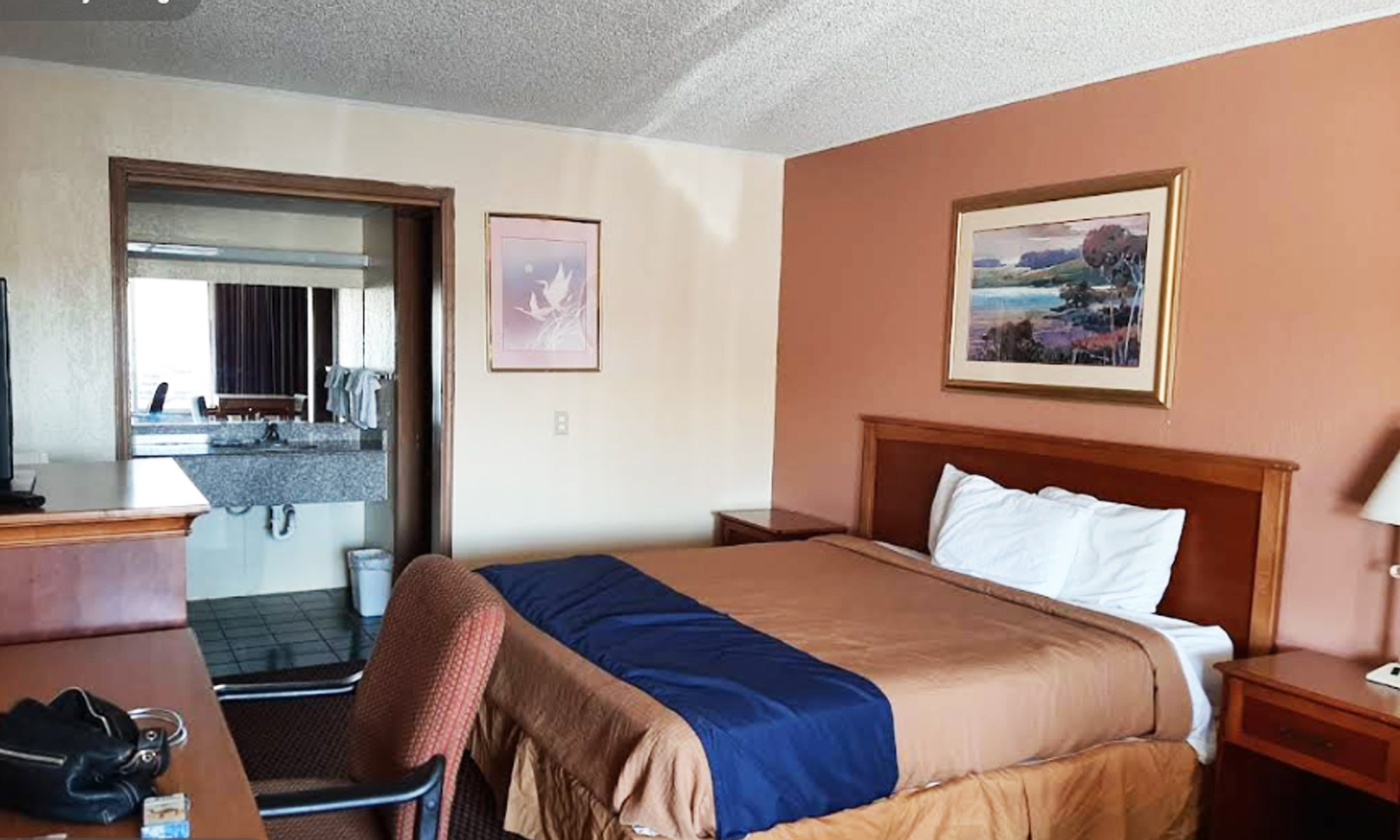 Weatherford Inn room with one bed
